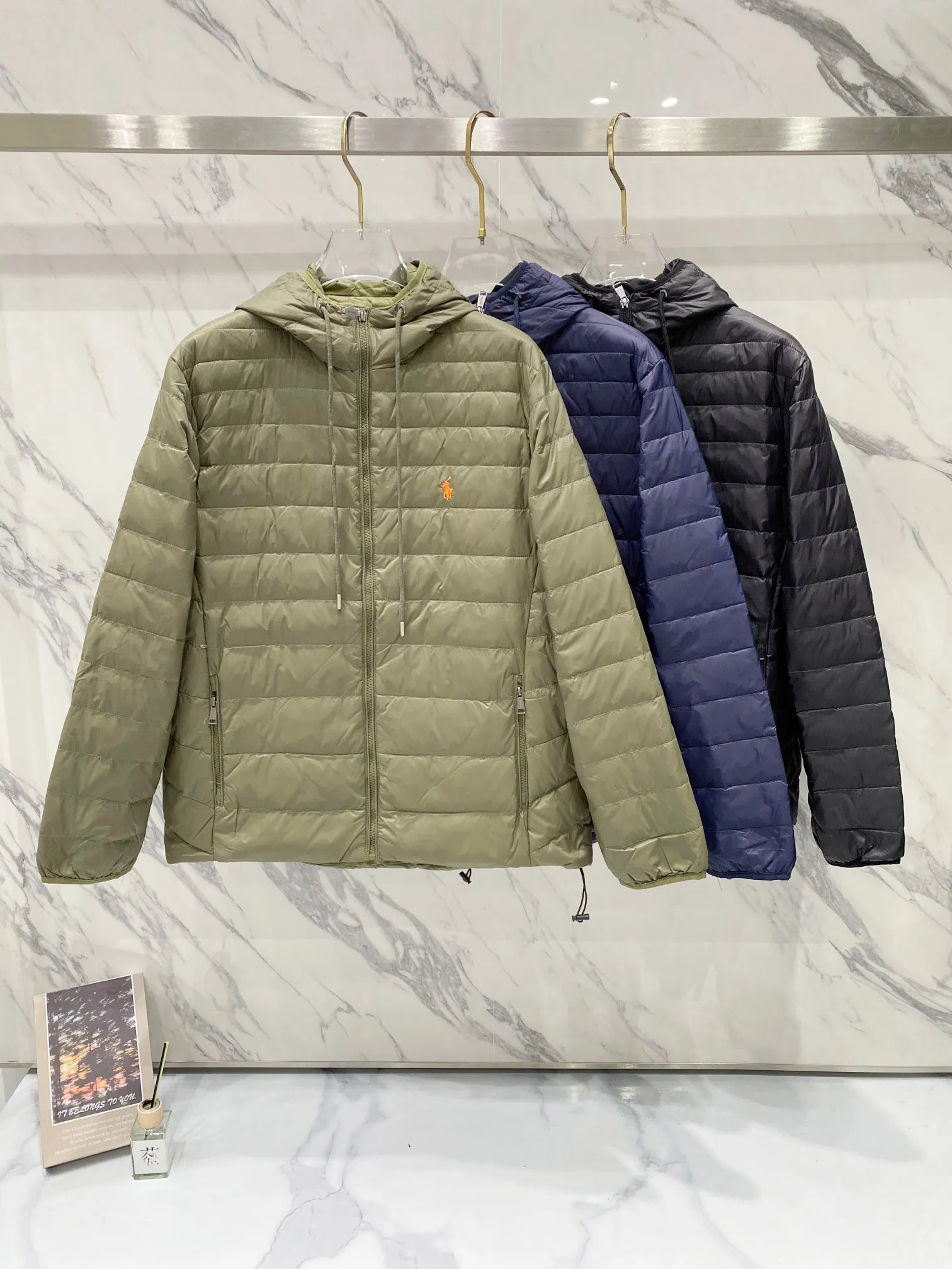 P640 Ralph Lauren/Ralph Lauren 24aw new winter product, Gorham series down jacket for sale on North American official website, classic and light down hooded down jacket - 0.15 grid nylon coating on the face for light three-proof construction, built-in 360T anti-drilling velvet coated gallbladder - corn tooth high-quality resin zipper, five large and small partition zippers all over the body, separate molding - originality restoration, original molding, full set of customized accessories, 100% detail processing - RL Ralph Lauren's classic best-selling hooded down jacket with small label. Best-selling offline in North America and out of stock all year round. Black, blue and army green three colors. Simple and versatile. Very practical. Detachable hood. Velcro to tighten cuffs. Elastic cord at hem. Free elastic adjustment. 350 grams of zoned down filling. Warm and comfortable. Warm in winter. Color: black, navy blue, army green. Size: M — XXL